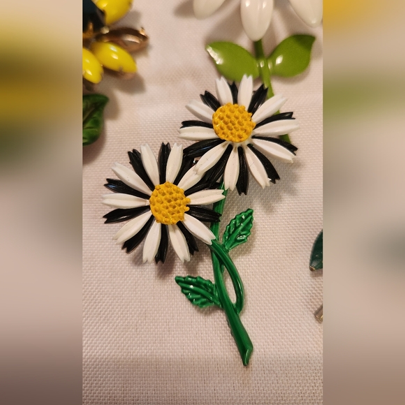 Vintage Daisy Pins x 4 - Picture 3 of 6
